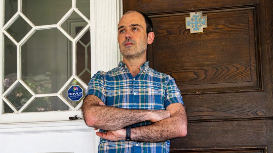 ICE officers warned a New York man after he sent a critical email to the agency’s chief. Now he’s suing