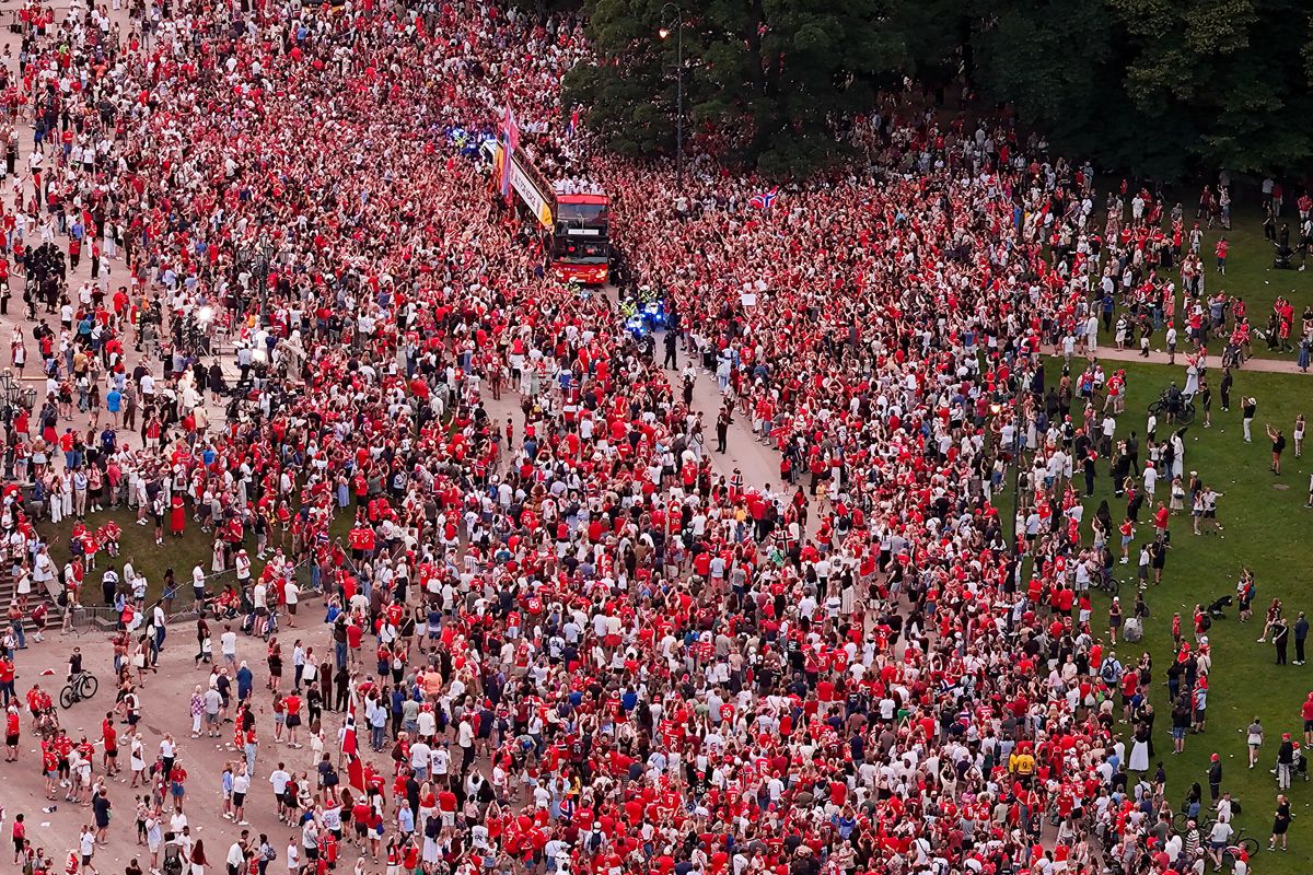 More than 90,000 fans gather outside Oslo's Royal Palace to celebrate Norway's World Cup team.