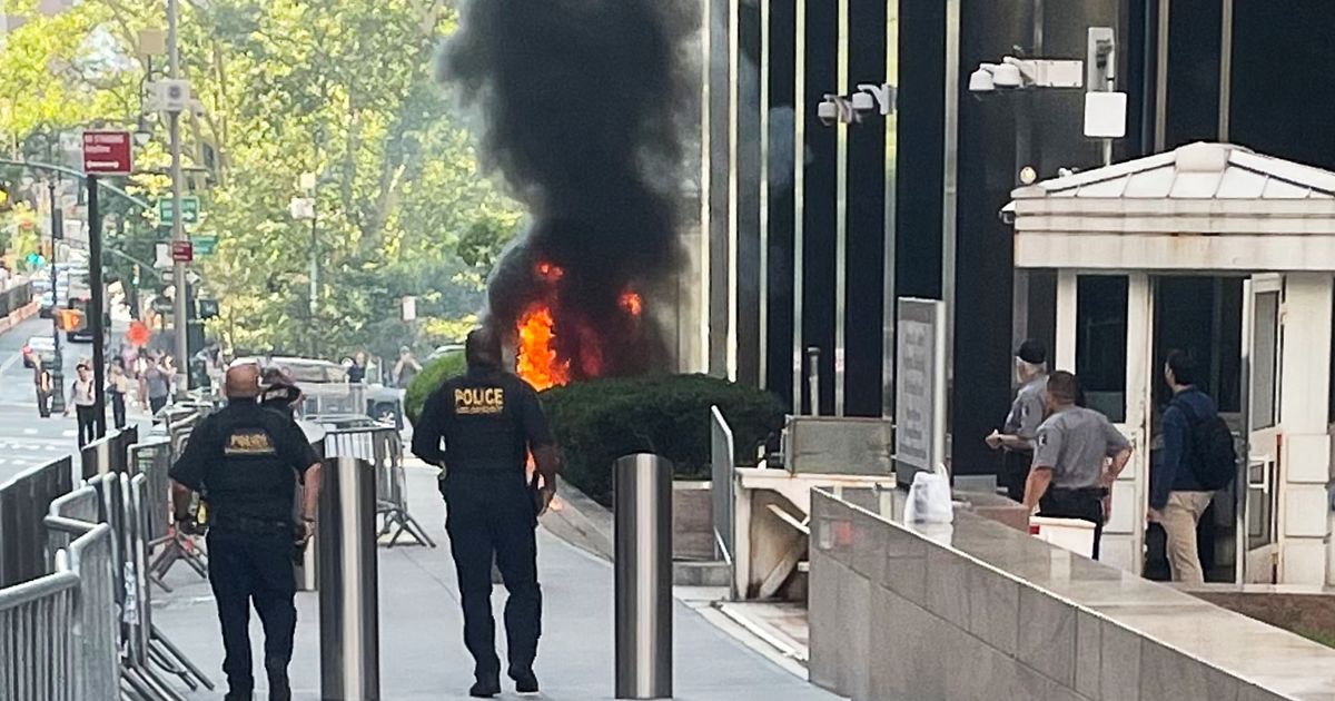 Video shows unfazed passersby during fiery attack on New York federal building by ex-soldier :: WRAL.com