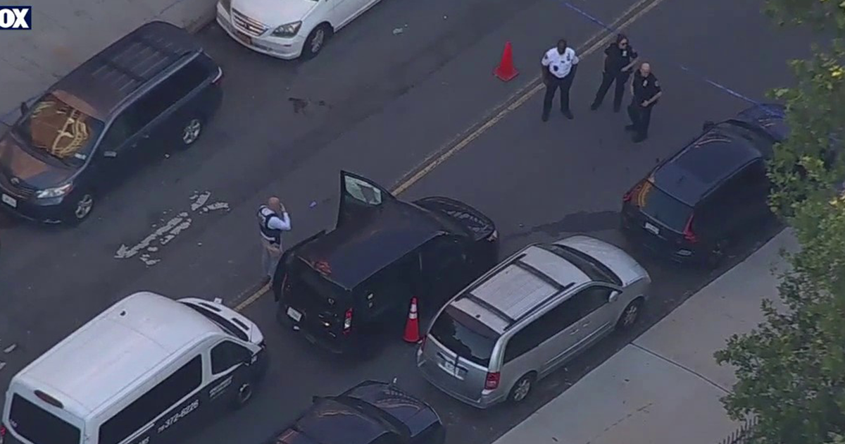 Brooklyn cab driver shot in face after crash, suspect on the run, NYPD says
