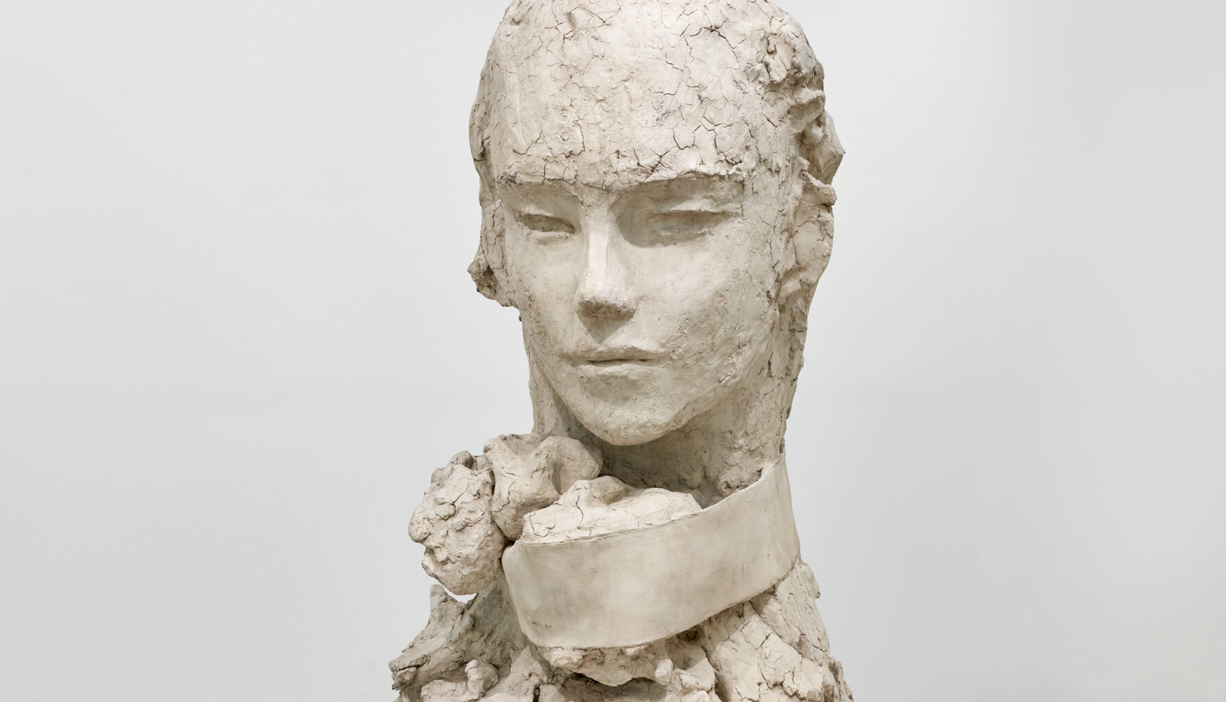 Mark Manders, Monument, 2024–25. Painted bronze, 84 ⅝ × 53 ⅛ × 55 ¼ inches. Courtesy the artist and Tanya Bonakdar Gallery, New York.