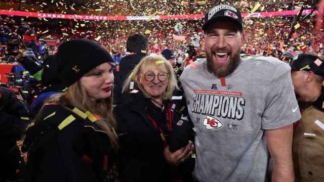 Travis Kelce’s Mom Donna’s NYC Arrival Signals the Wedding Weekend Is Underway