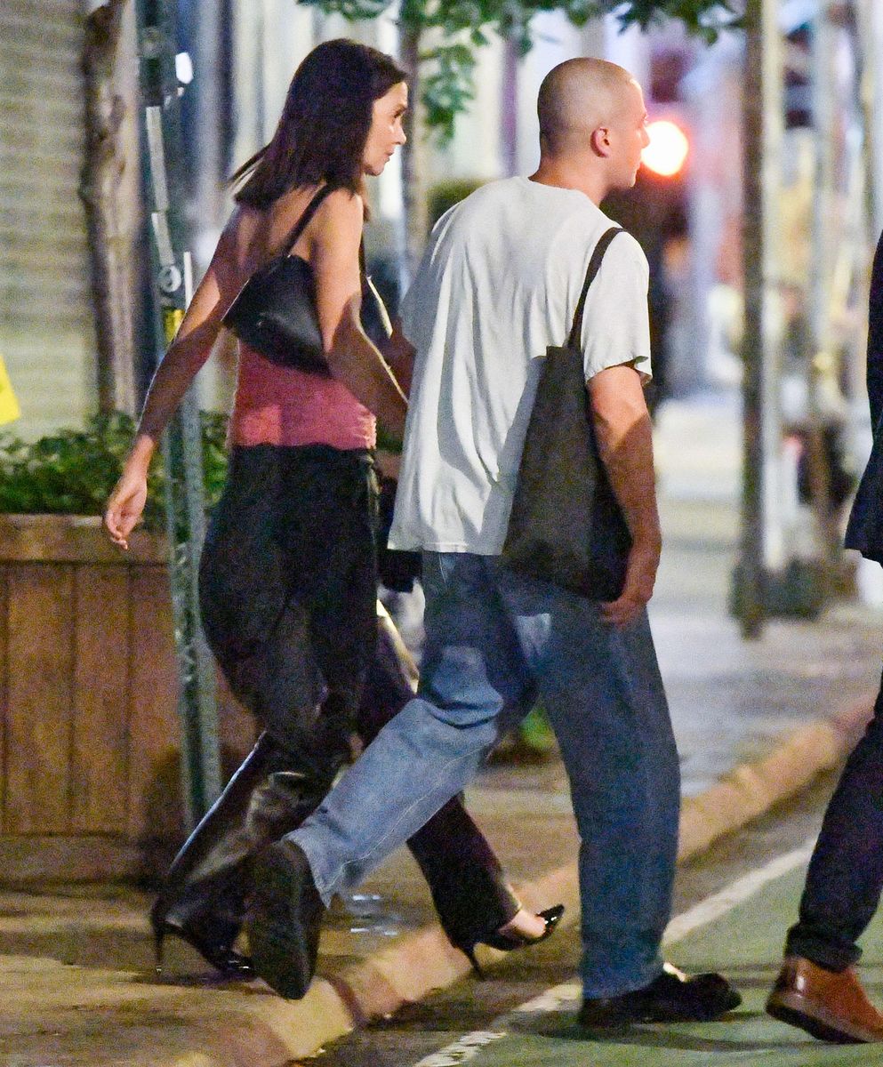 The actress completed her chic summer look with sleek straight hair, natural makeup and timeless black accessories as she stepped out with Jason Bard Yarmosky.