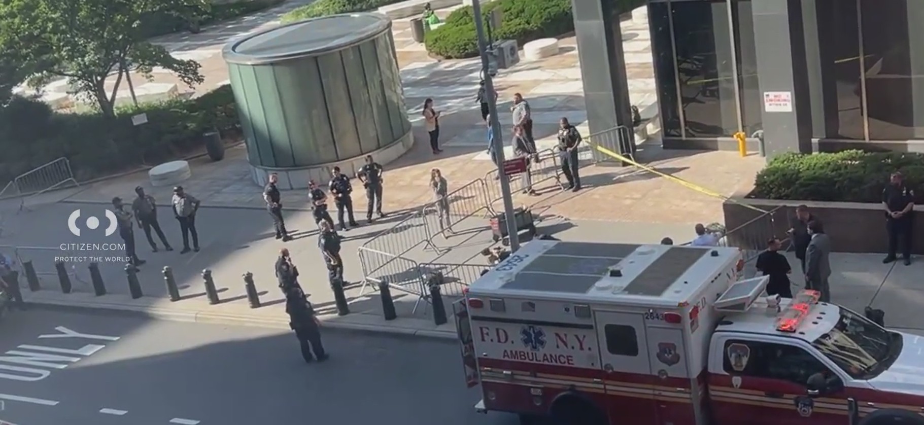 News 12 | Bronx | Video Shows Multiple Police Officers Fbi Agents Outside Federal Building In Manhattan