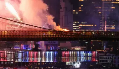 FIRE BREAKS OUT ON NEW YORKS BROOKLYN BRIDGE DURING US INDEPENDENCE DAY FIREWORKS DISPLAY