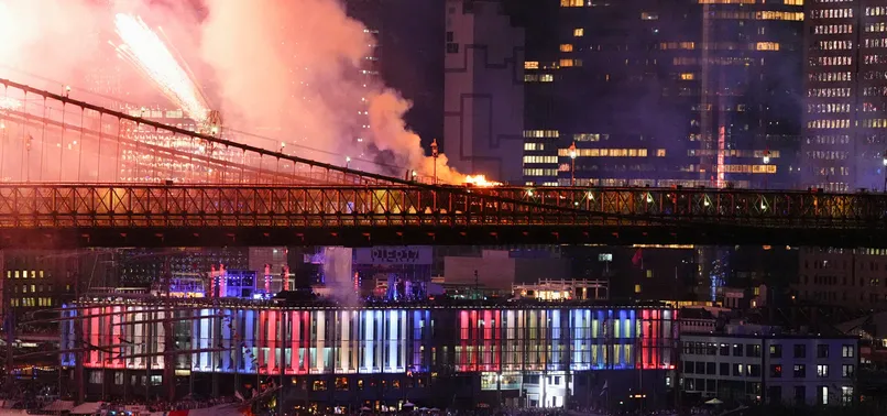 FIRE BREAKS OUT ON NEW YORKS BROOKLYN BRIDGE DURING US INDEPENDENCE DAY FIREWORKS DISPLAY