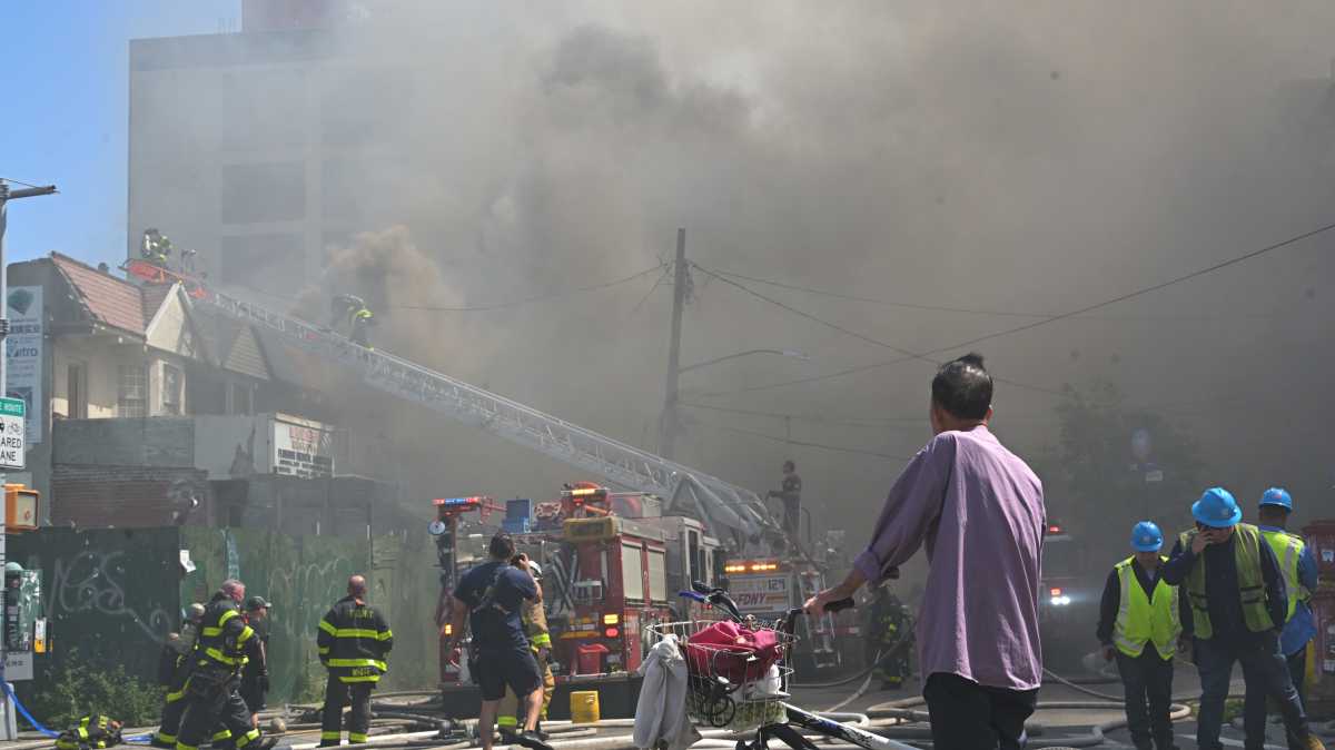 Flushing senior killed, 17 firefighters injured in five-alarm fire that tore through three adjoining homes: FDNY – QNS