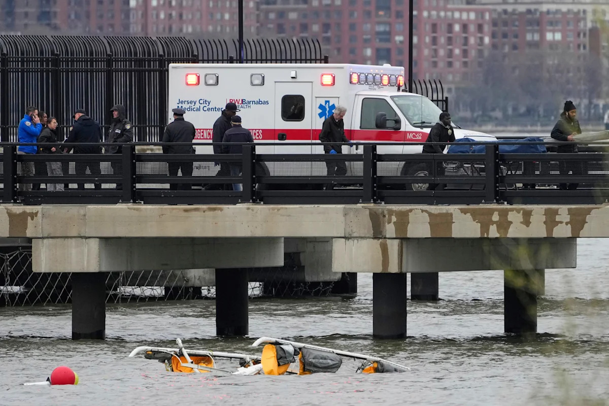 NYC sightseeing helicopter likely hit birds before its fatal plunge into Hudson River, report shows