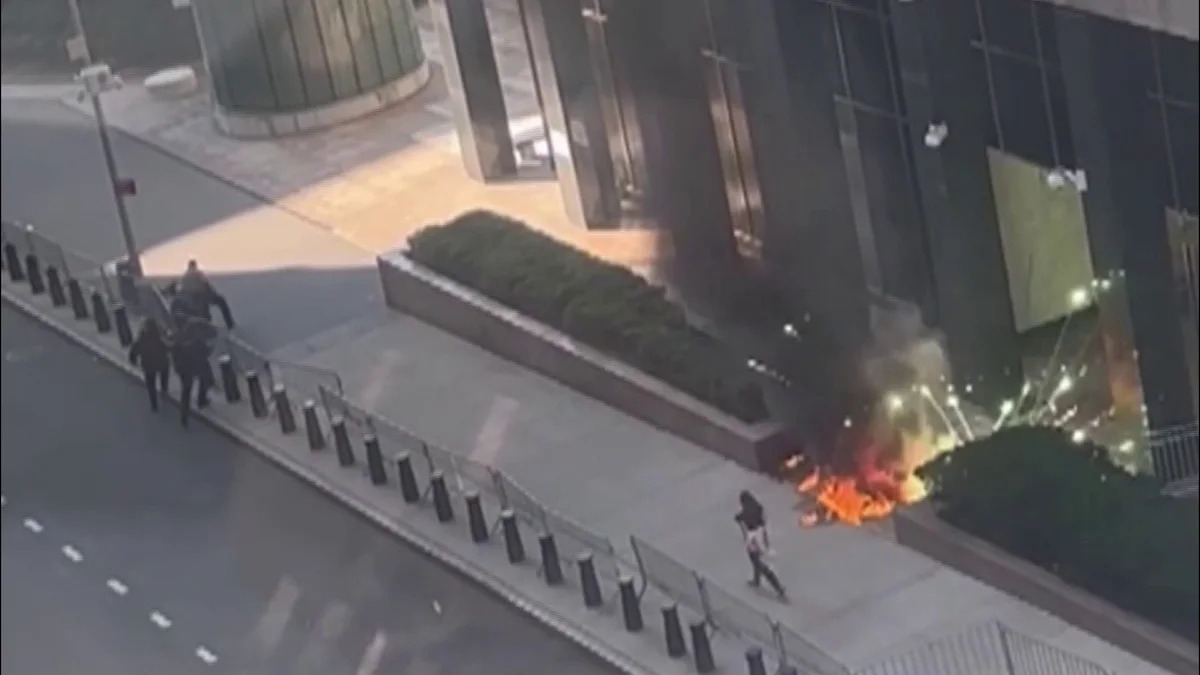 Man Arrested After Setting Fire Outside Manhattan Federal Building