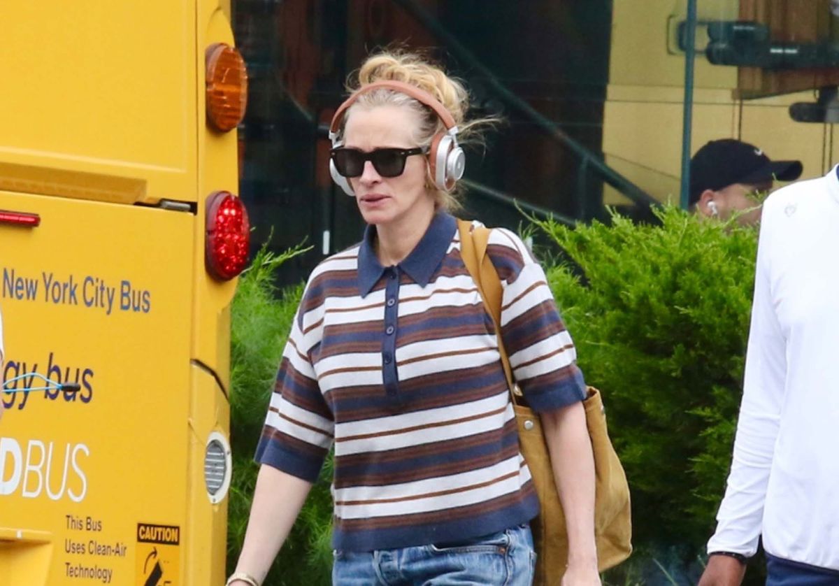 What does Julia Roberts listen to on her headphones when she's walking around New York City?