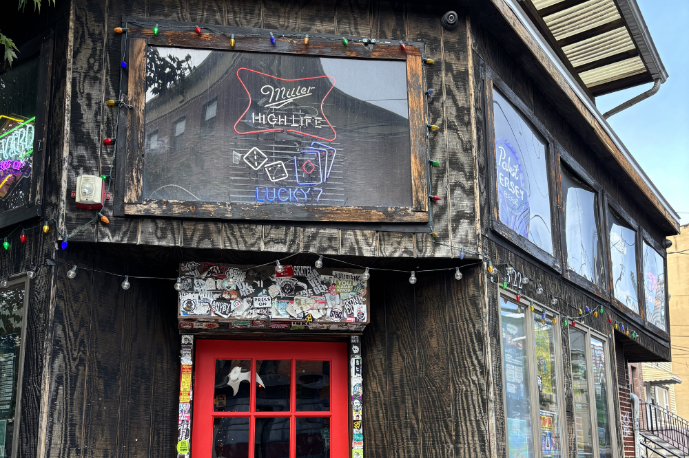 lucky 7 tavern