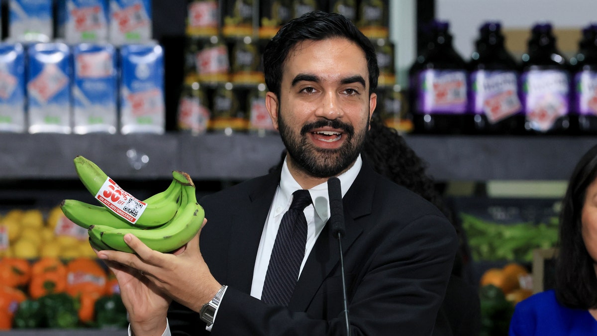 mamdani holding bananas at grocery store presser