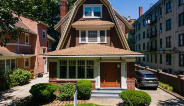 standalone house with a driveway