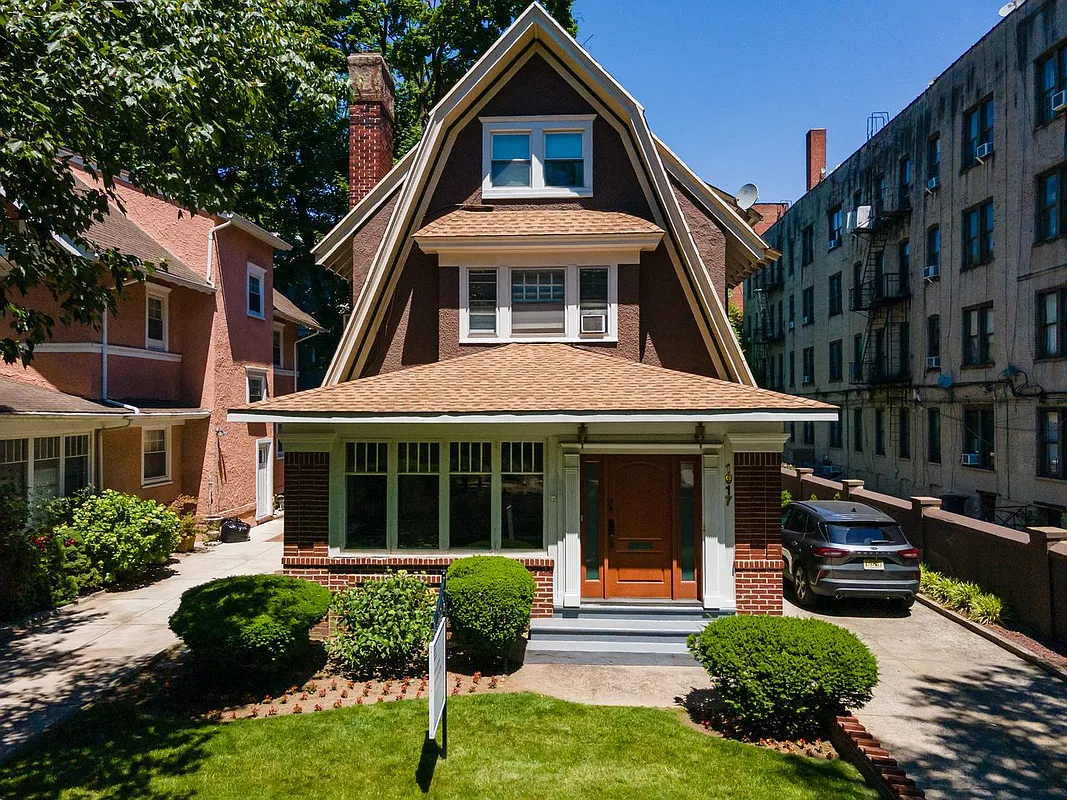 standalone house with a driveway