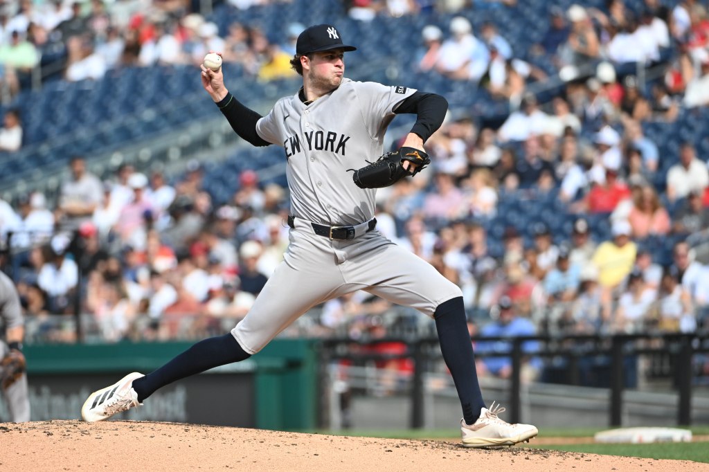 New York Yankees pitcher Cam Schlittler (31) throwing during a game.