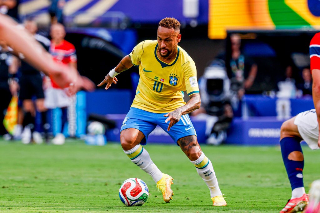Neymar Jr dribbles the ball during the FIFA World Cup 2026 Round of 16 match between Brazil and Norway.