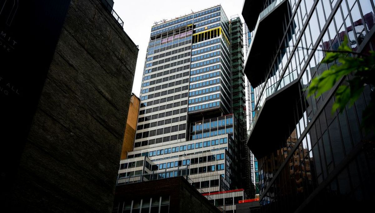 Workers begin stabilizing Manhattan high-rise after columns buckled