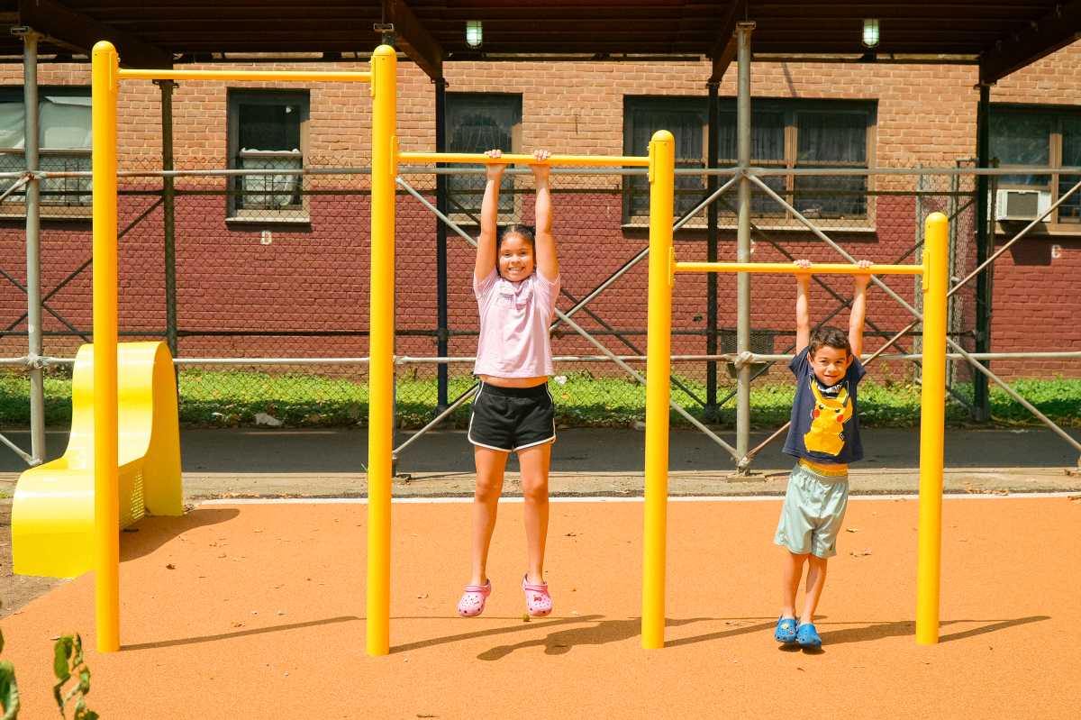 Gravesend’s Marlboro Houses unveils eco-friendly park built with 450,000 recycled wine corks • Brooklyn Paper
