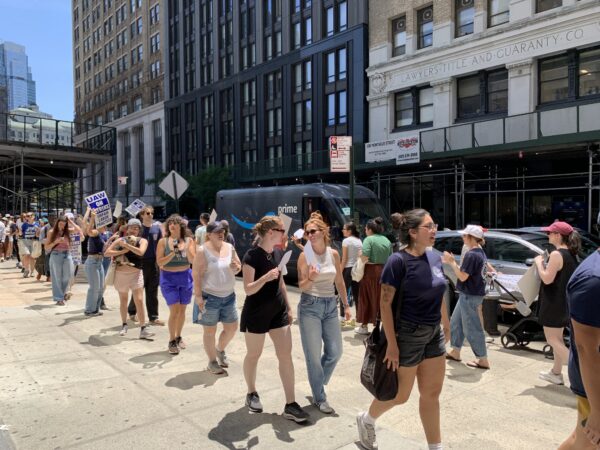 Picketers outside 195 Montague St. held signs and chanted in support of the union’s demands. Photo: Agatha Scaggiante/Brooklyn Eagle