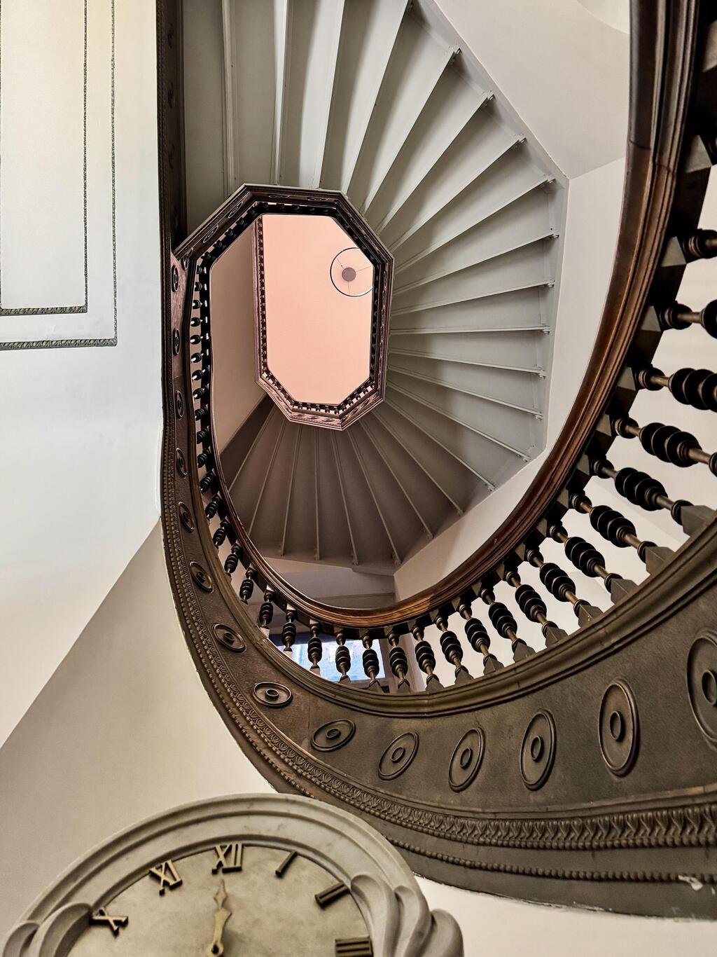 Preserved Beaux-Arts interior features (Photo: Here Now, Shutterstock) מאפייני הפנים ששומרו