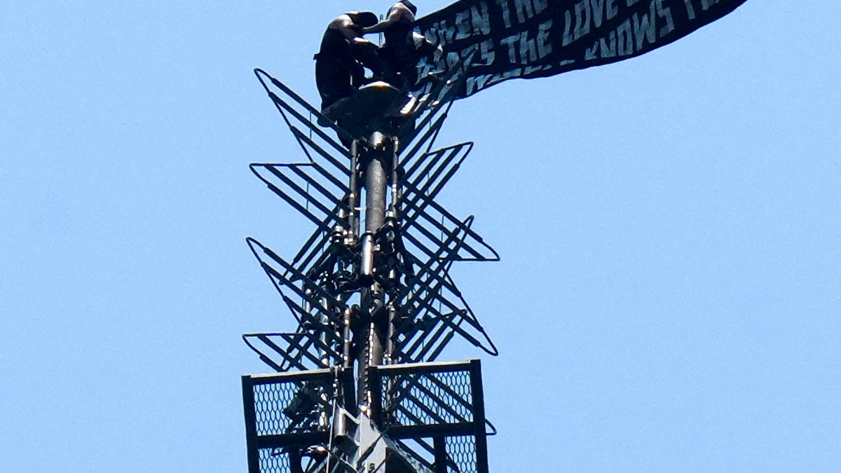 Couple arrested after daring Empire State marriage proposal stunt | Protests News