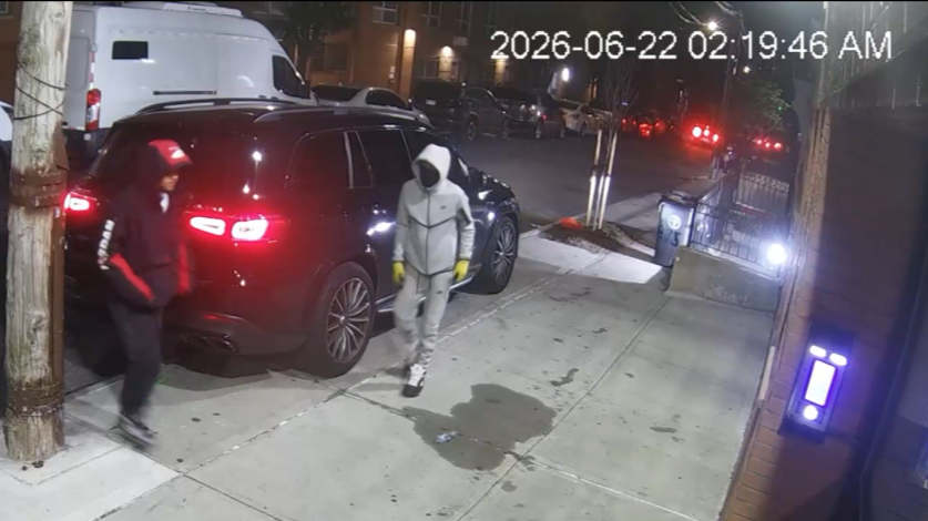 News 12 | Bronx | Gun Wielding Duo Gets Away With 36k Worth Of Jewelry In Robbery Spree Across The Bronx