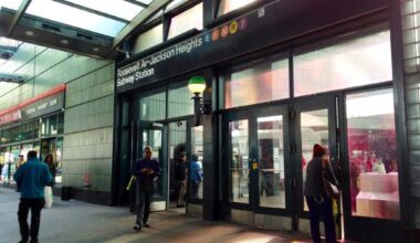 Suspect sought for stabbing woman on E train in Jackson Heights during verbal dispute that turned violent: Source – QNS