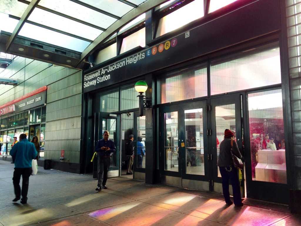 Suspect sought for stabbing woman on E train in Jackson Heights during verbal dispute that turned violent: Source – QNS