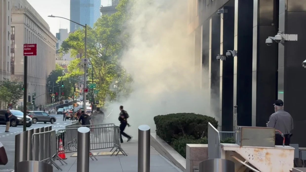 Explosion outside New York federal building in Manhattan apparently caused by fireworks, sources say