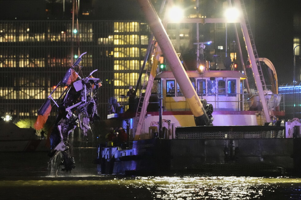 NYC sightseeing helicopter plunges into Hudson River, killing 6