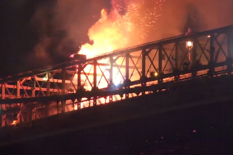 Fire breaks out on Brooklyn Bridge during New York's fireworks show