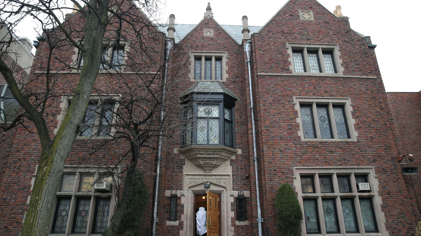 Brooklyn man arrested, charged after entering Chabad World Headquarters with baseball bat, knife - Israel & Jewish News