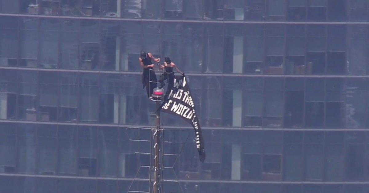 Empire State Building proposal: People climb spire to raise flag; propose at top