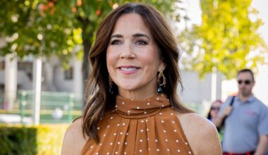 Queen Mary pairs wide-leg jeans with fall’s most unexpected shoe trend