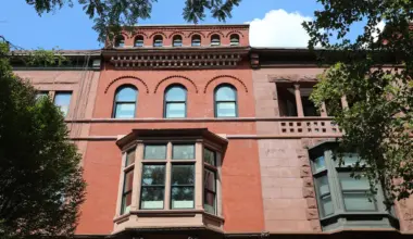 Brownstones lined a Harlem block, Aug. 7, 2026. Credit: Alex Krales/The City Reporter