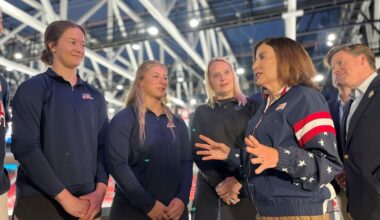 Governor Hochul spoke with some American hockey players, including Ava McNaughton, a goalie for the Olympic team that recently won gold in Milan. Photo: Emily Russell