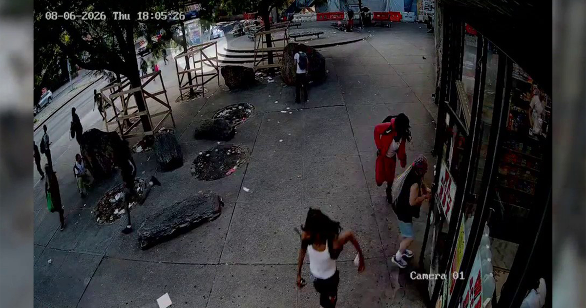 Gunman wounds 2 in shooting near Bronx subway station during rush hour
