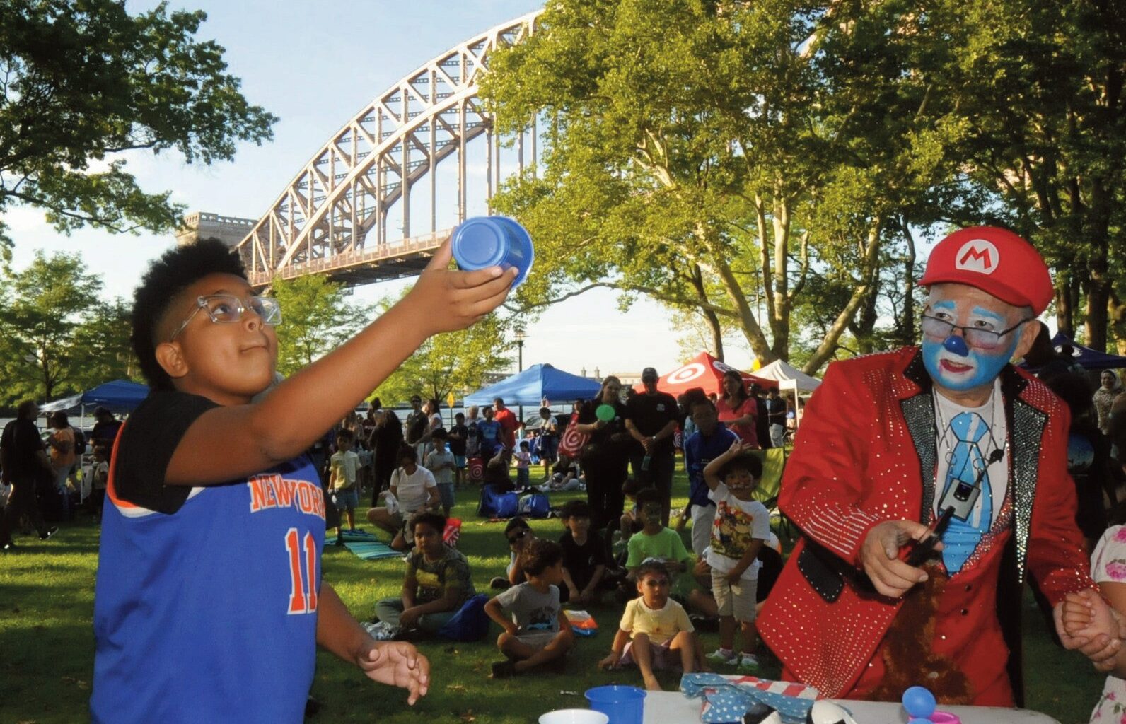 Folks, don’t try this at home – leave it to the kids’ entertainer Payasito Chiquitin. Photo Walter Karling