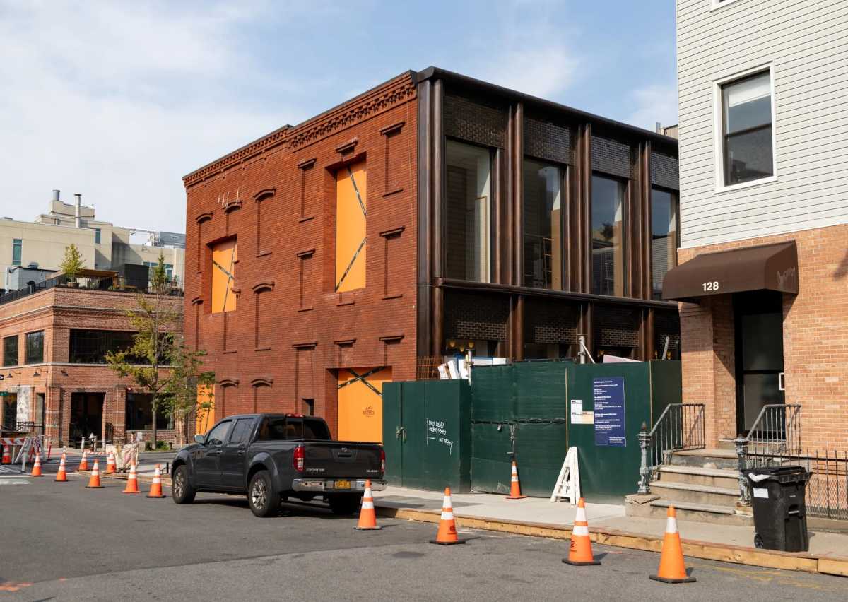 Hermès nears opening in faux-old Williamsburg building • Brooklyn Paper