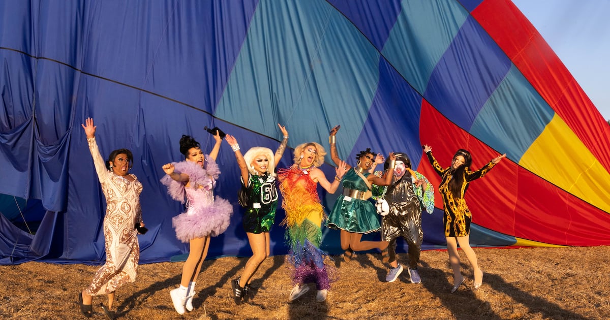 Oregon drag queens make history again — this time in hot air balloons – Here is Oregon