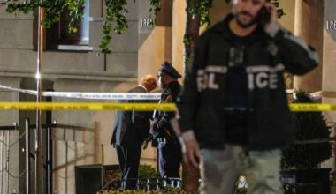 Queens stabbing: Two men, believed to be father and son, attacked by moped-riding bandits in robbery attempt