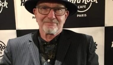 Former Queen bassist Barry Mitchell dies - Music News