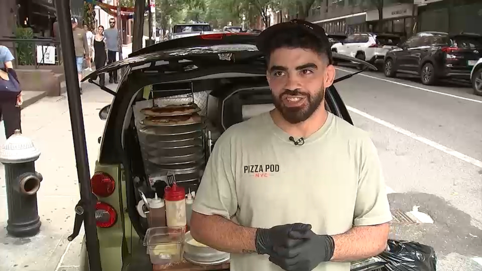 Tiny car trunk pizzeria draws crowds in New York City