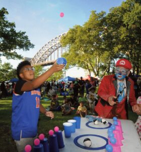 Folks, don’t try this at home – leave it to the kids’ entertainer Payasito Chiquitin. Photo Walter Karling