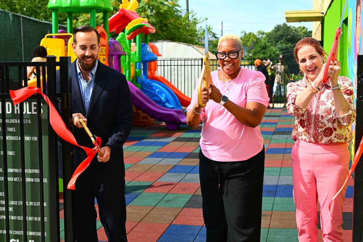 AM Hooks joins ribbon-cutting for new playground at East Elmhurst homeless shelter – QNS