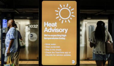 A Heat Advisory sign is displayed on a subway platform in New York City