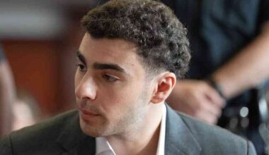 Judge orders press overflow room for Mangione murder trial