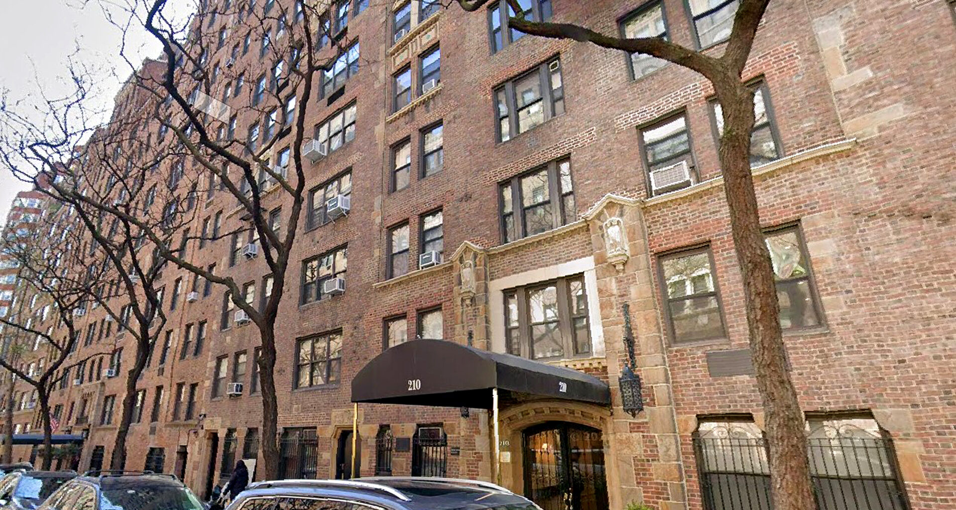 Manhattan home health aide stabbed by client with dementia after serving her pancakes