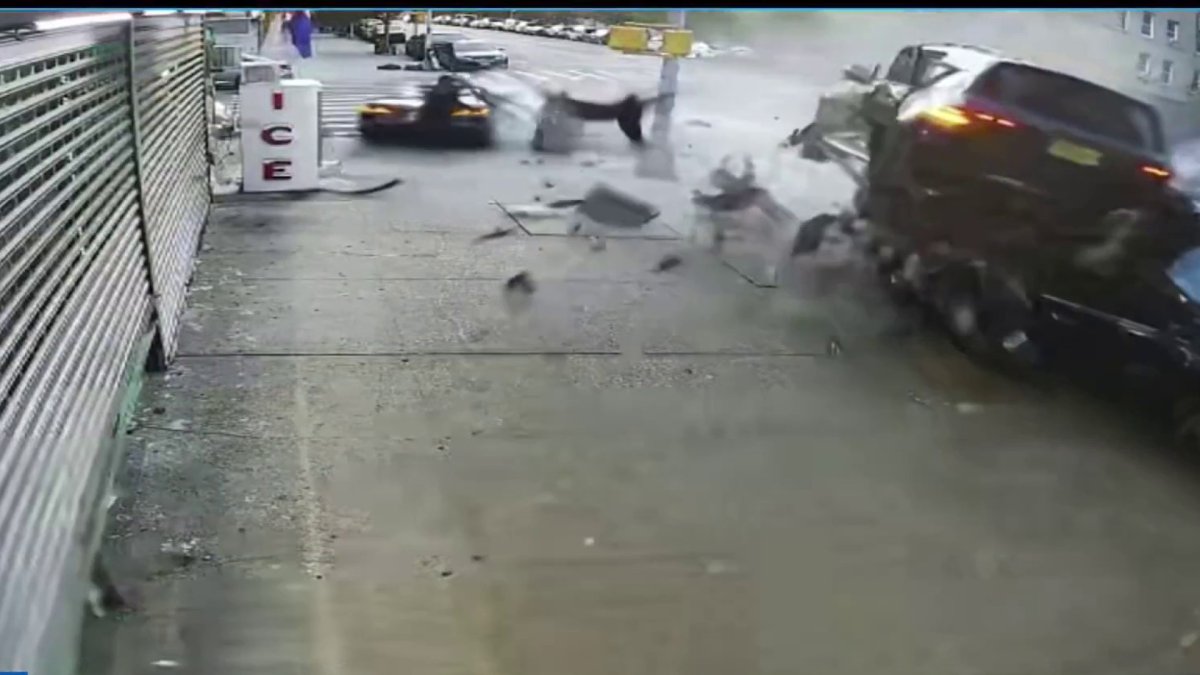 Pedestrian hurt in high-speed Inwood crash between Corvette and Mercedes-Benz – NBC New York