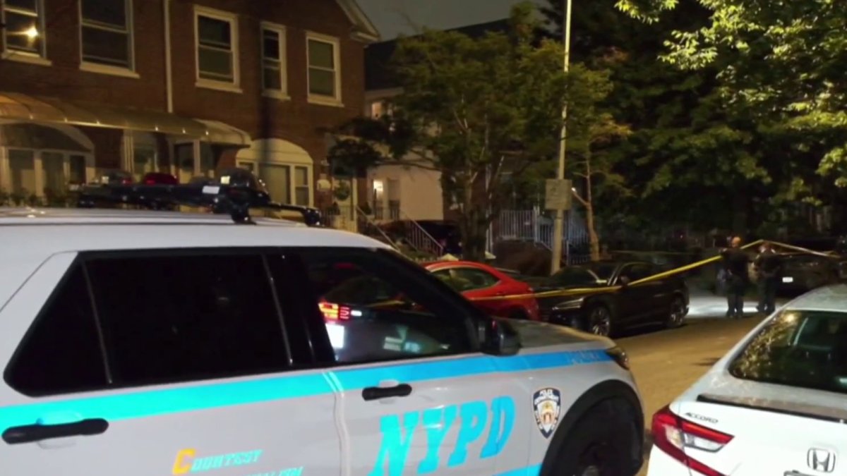 Two men stabbed in Queens attempted robbery before suspects fled on scooter: NYPD – NBC New York